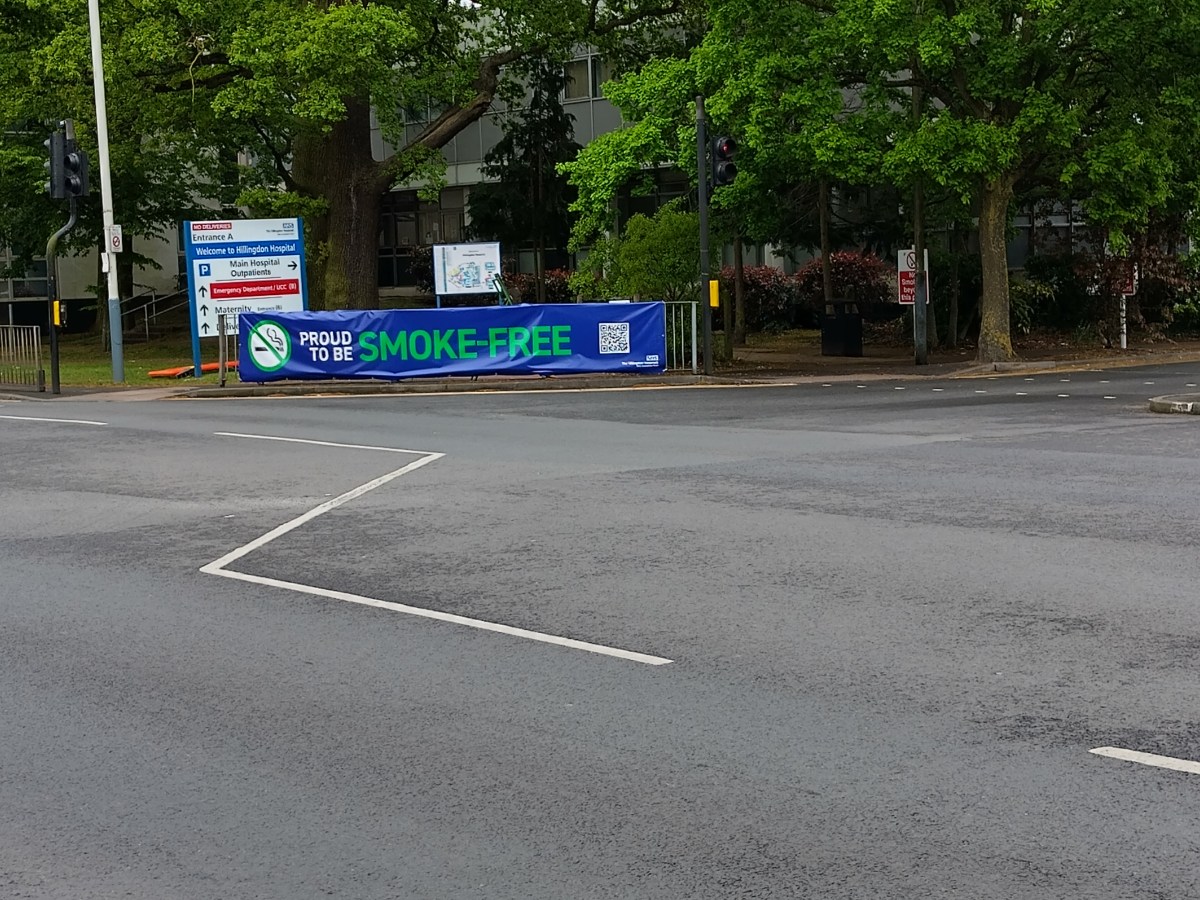Hospital in England displays green instead of red no smoking sign near traffic lights!