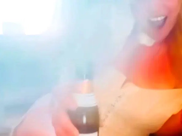 Britney Spears smokes cigarette on aeroplane and is received by authorities after landing